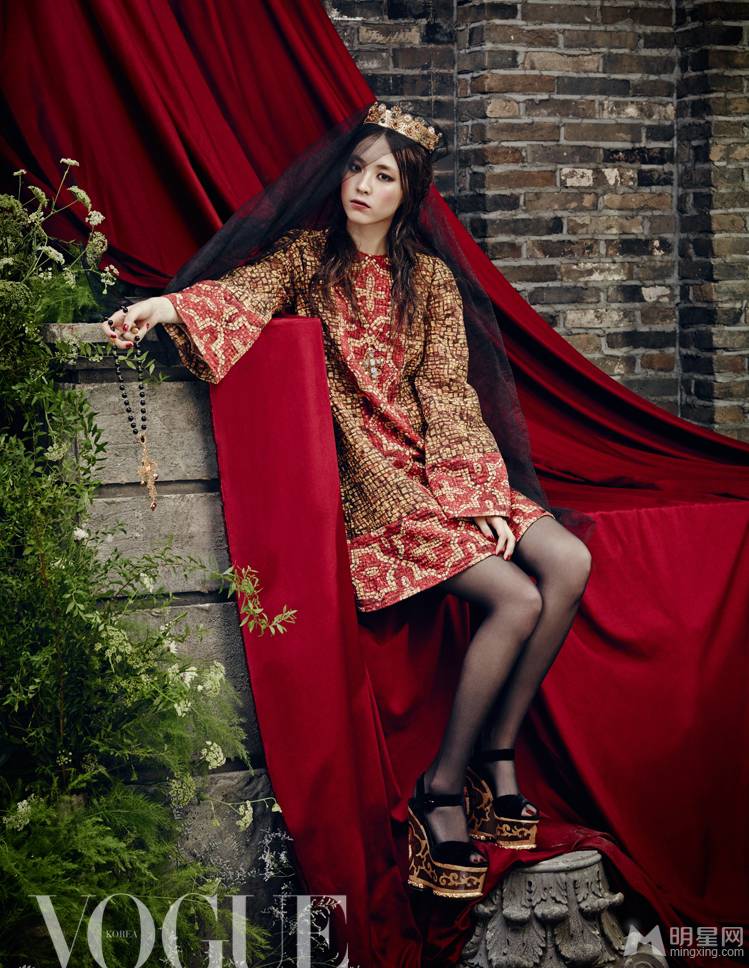 韩国美女明星李 熹变身高傲冷艳女王