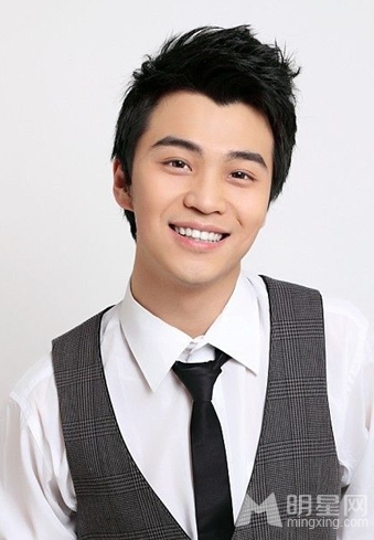 青年演员孟瑞尽显时尚帅气图片