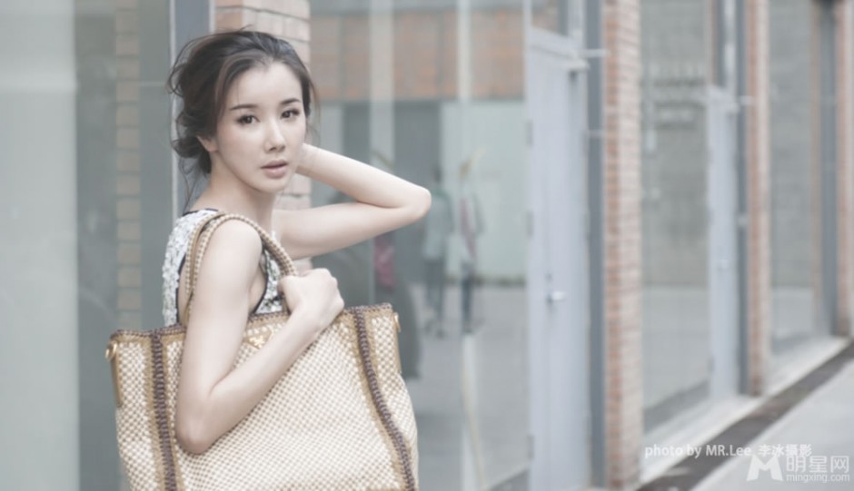 中国女演员孙菲菲秋日时尚街拍