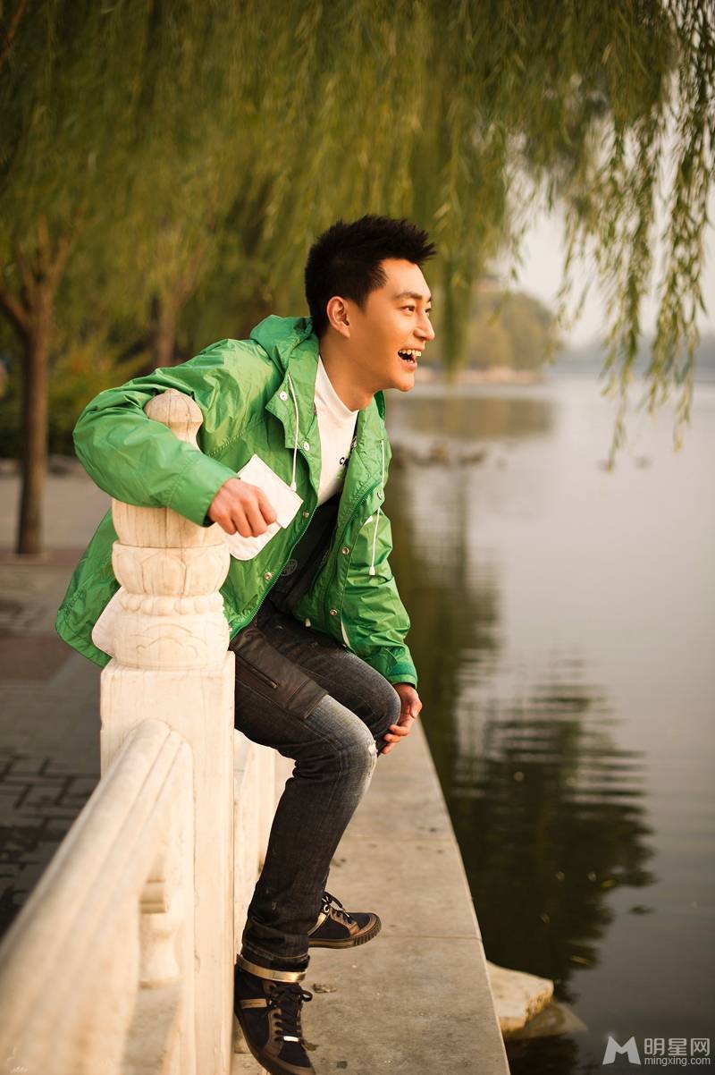 中国内地青年男演员赵楚仑帅气户外写真