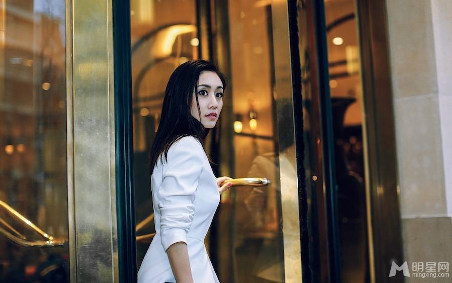 摇滚老爸郑钧的老婆刘芸时尚街拍