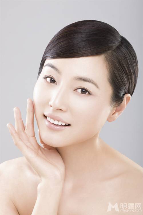老电影演员张延裸妆秀白皙美肌