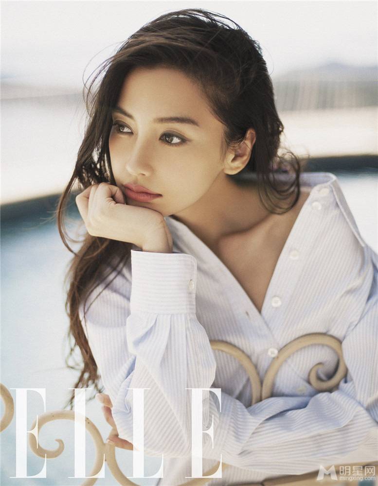 奔跑吧女神Angelababy露背装展迷人姿态