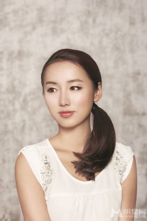 中国大陆女演员吕一温婉写真