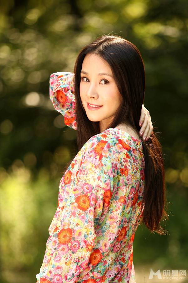 中国演员何琳户外写真尽展清新唯美