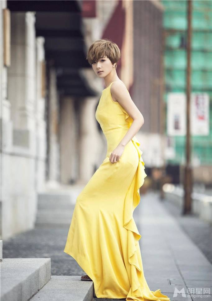 中国实力女演员万茜裸背长裙秀曼妙身姿