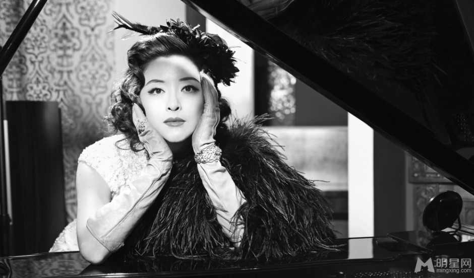 黄小蕾尽显复古优雅女人黑白写真