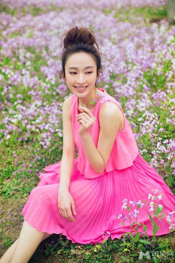 王阳明前女友张俪置身花海展清新气质