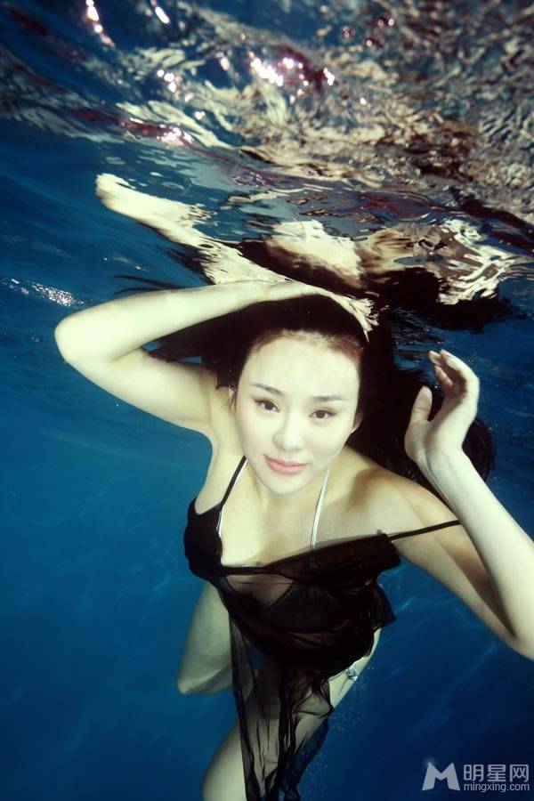 演员郑宜涵水下唯美意境图片