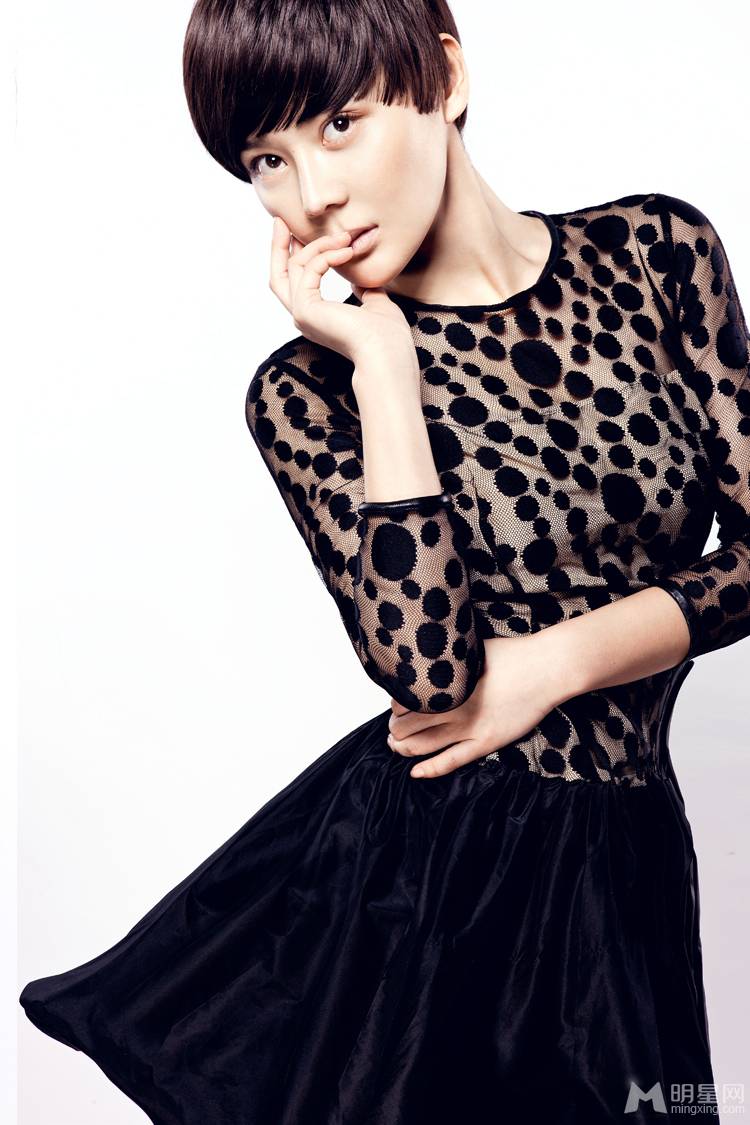 马甲线女王袁姗姗短发造型展优雅大气