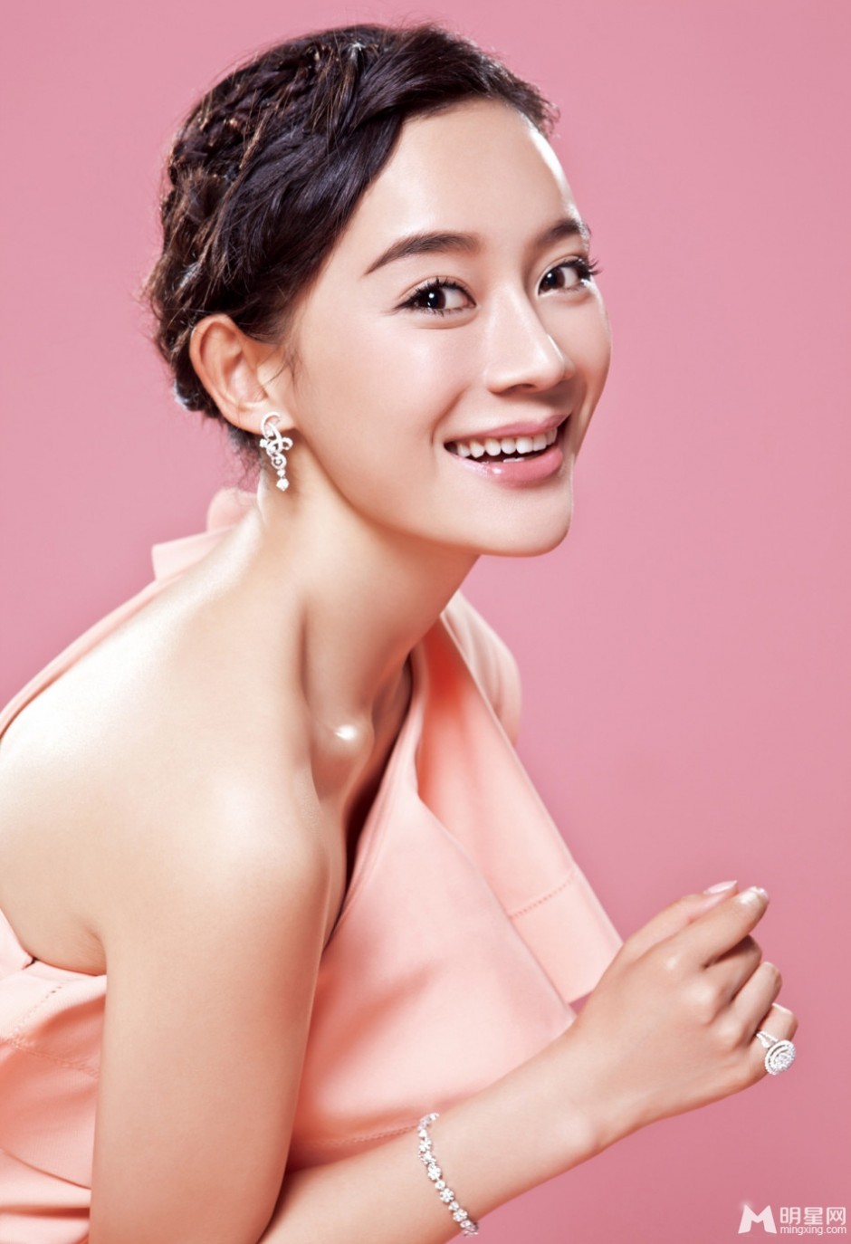 A4纸腰女神袁姗姗粉裙彰显甜美浪漫