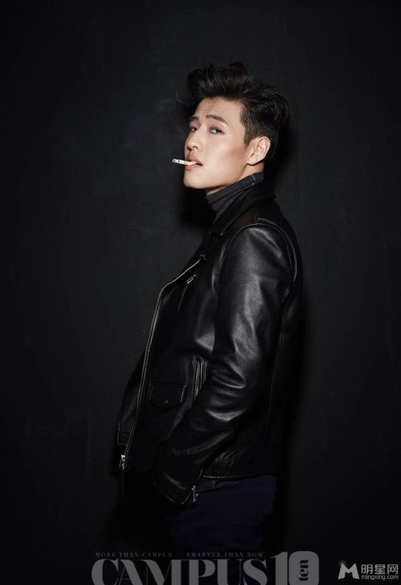 韩国90后小鲜肉姜河那冷峻眼神帅气十足