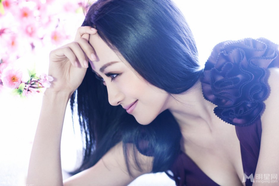 云中歌演员杨蓉深V裙尽显慵懒女人味