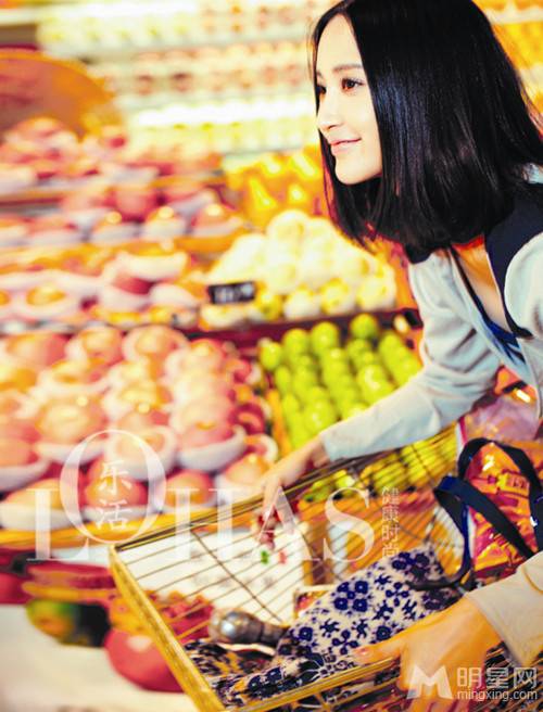 女演员张歆艺超市甜美写真
