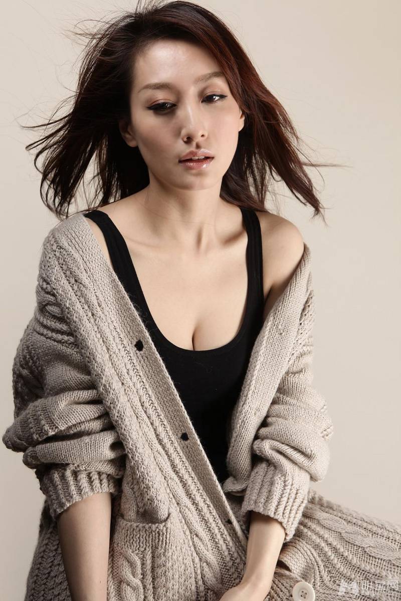 中国刑警803女演员董维嘉冬日写真