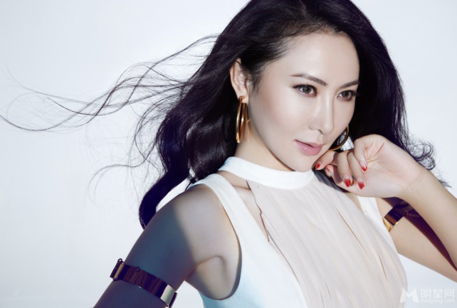 长发白裙美女石天琦尽显超凡脱俗气质