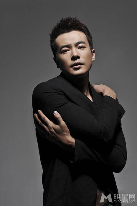 秦时明月演员于波写真变身冷峻型男