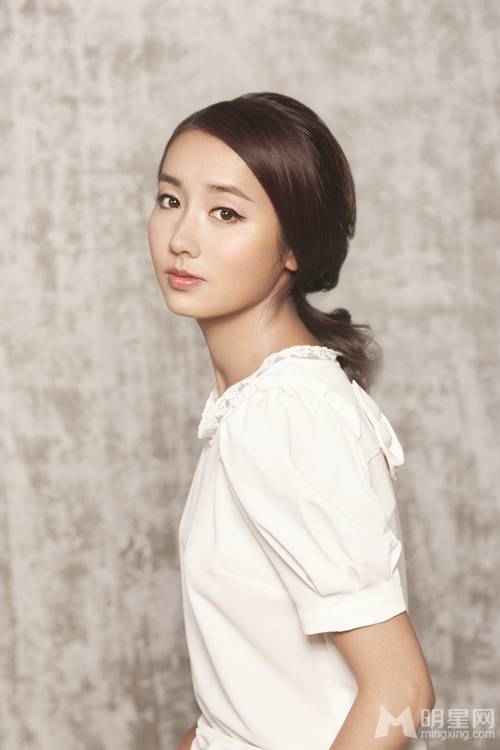 中国大陆女演员吕一温婉写真