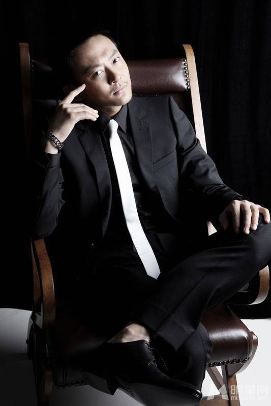 印小天休闲西装搭配尽显型男魅力