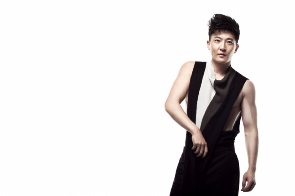 演员郭京飞秀身材展阳刚之气