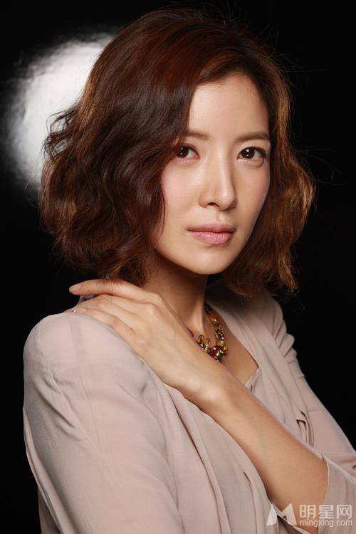 韩国美女演员尹世雅尽显知性之美