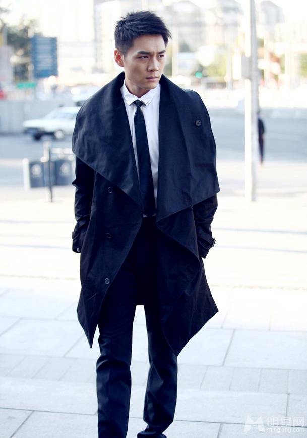 气质型男明星霍政谚帅气街拍写真