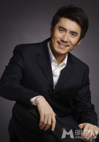 黄子腾诠释成熟魅力男人形象写真照
