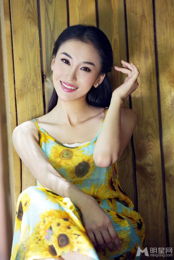 中国古典美女明星朱子岩演绎夏日浪漫风情