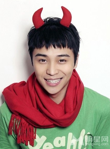 青年演员孟瑞尽显时尚帅气图片