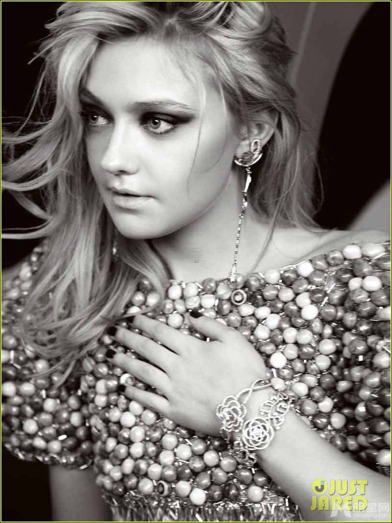 美国漂亮的女演员达科塔・范宁魅惑写真