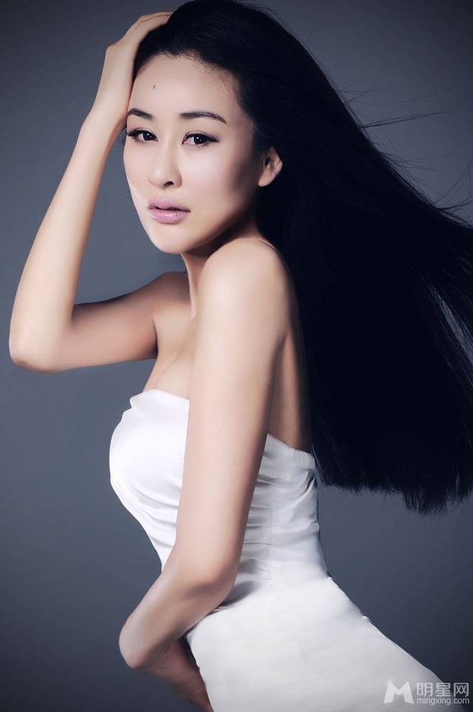 白裙清纯美女周扬大秀窈窕曲线