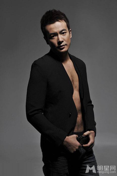 秦时明月演员于波写真变身冷峻型男