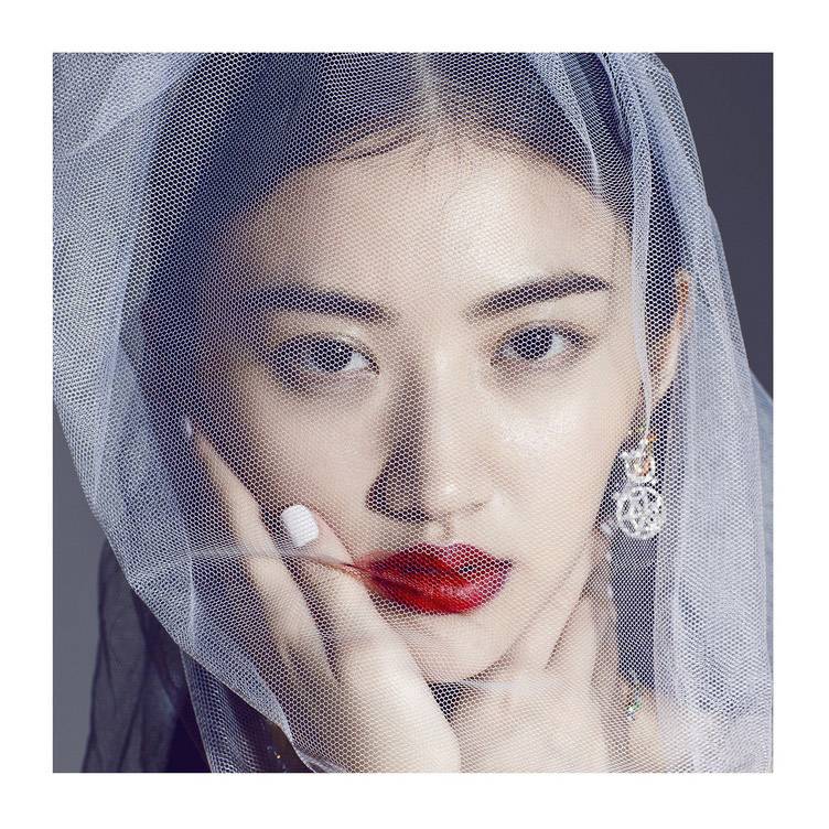 美女明星景甜烈焰红唇妆魅惑人心