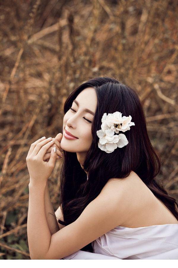 贾青甜美迷人笑魇如花户外照