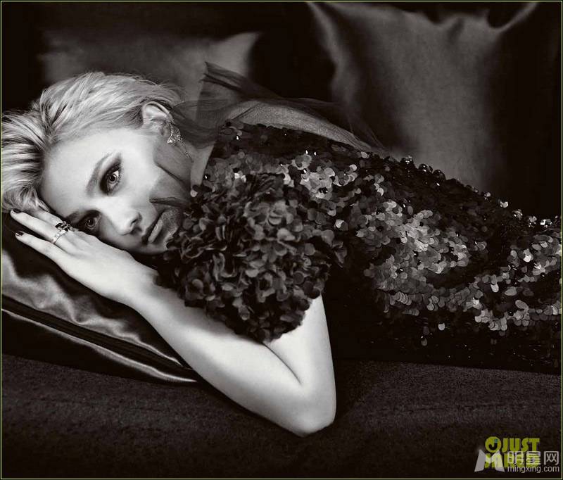 美国漂亮的女演员达科塔・范宁魅惑写真