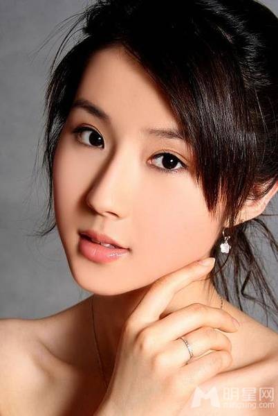 约会专家演员方安娜甜美写真