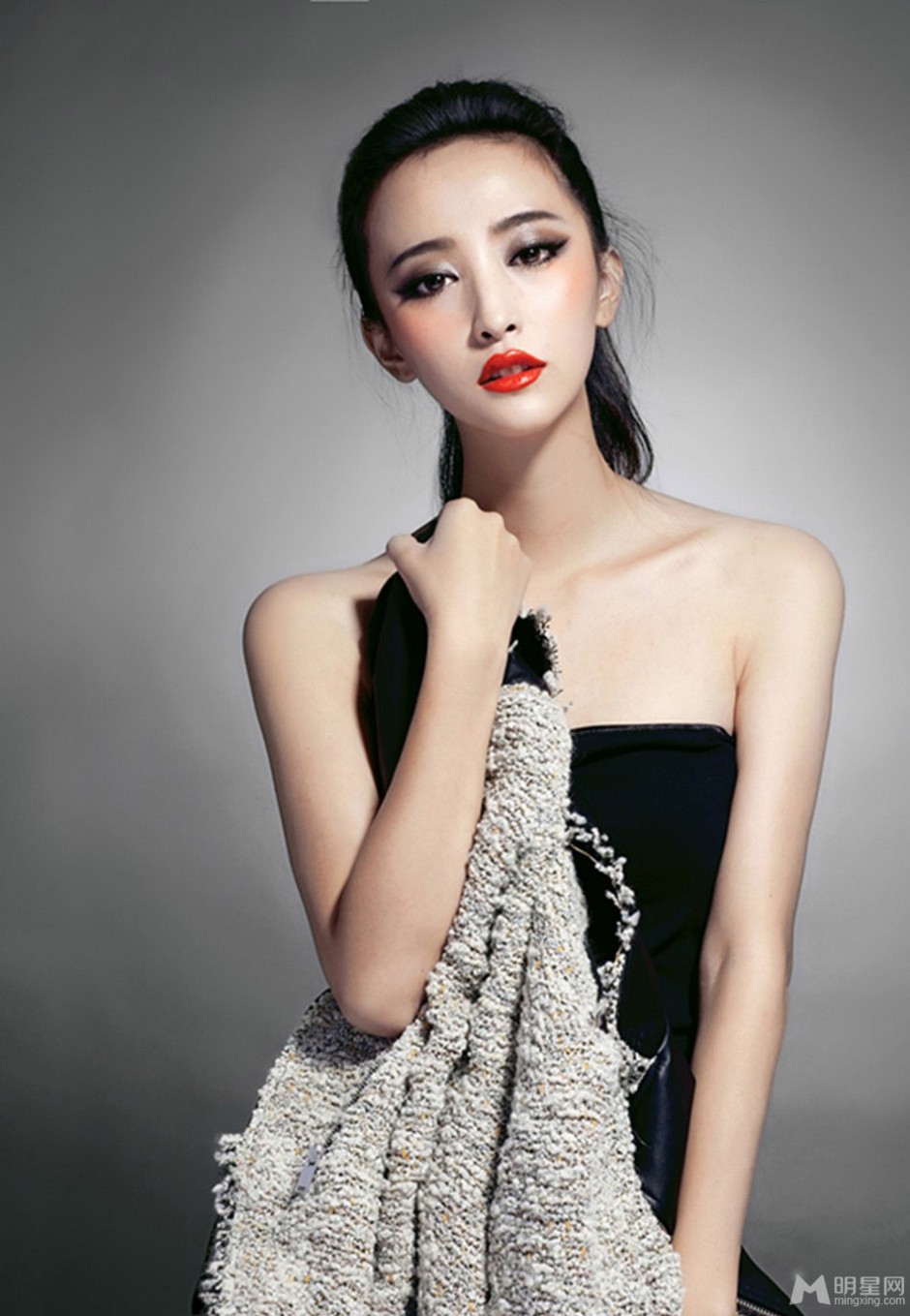 内地90后女演员王若涵全新写真大片