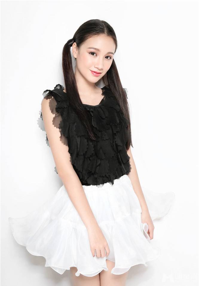 95年女演员程砚秋写真俏皮鬼马童趣十足