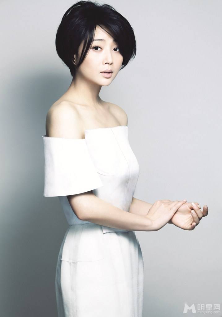 影视演员殷桃白裙展现温婉气质