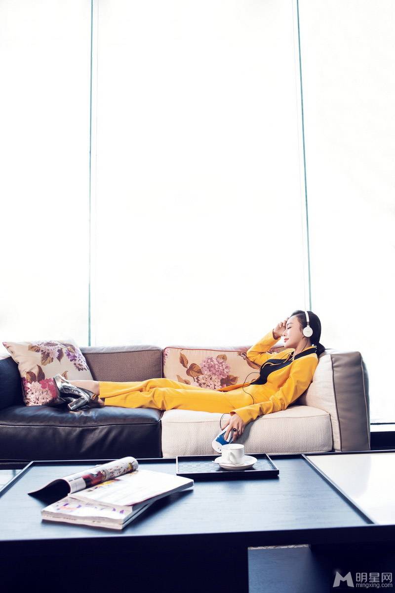 影视演员秦岚本色演绎都市知性女人