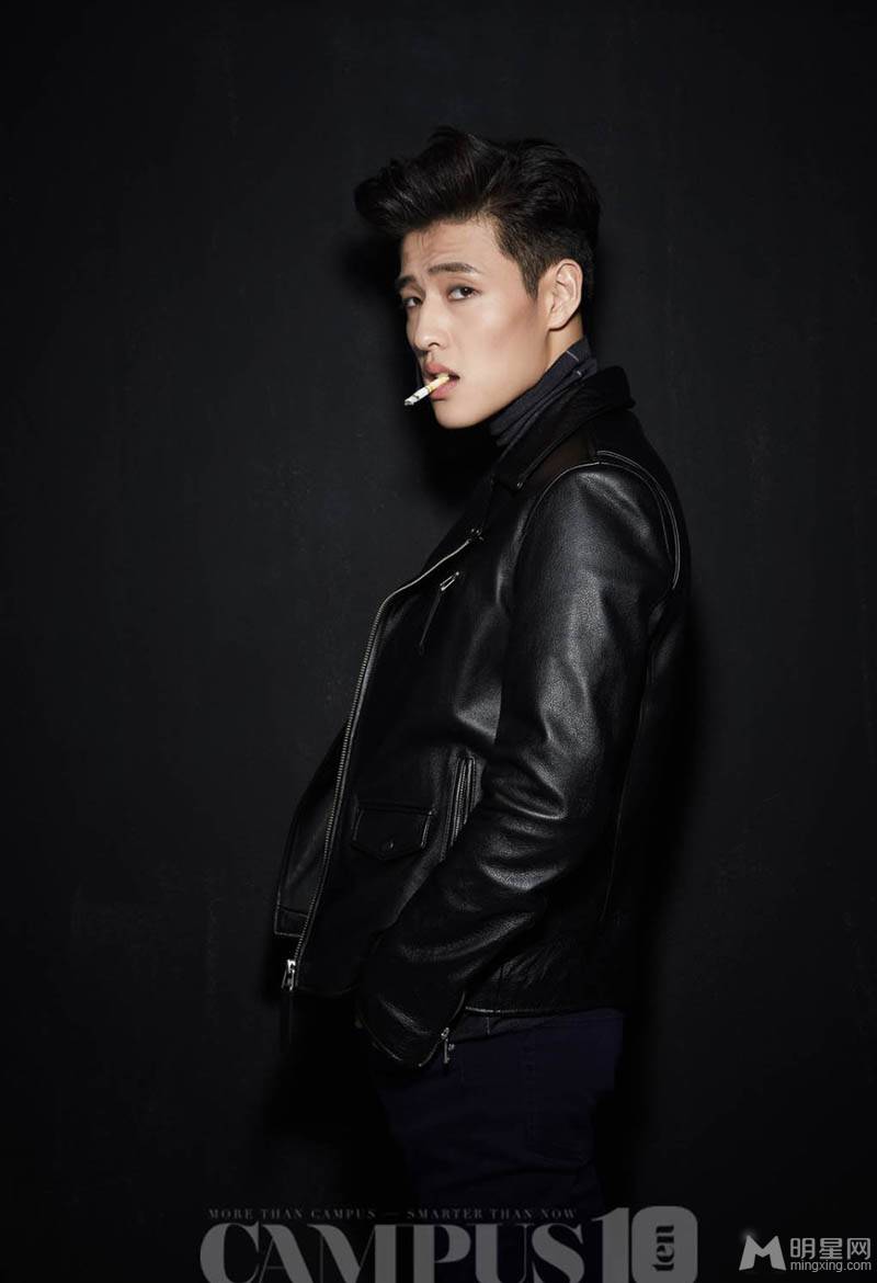 韩国90后小鲜肉姜河那冷峻眼神帅气十足