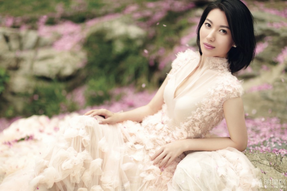 芈月传演员殷旭粉裙优雅大方写真