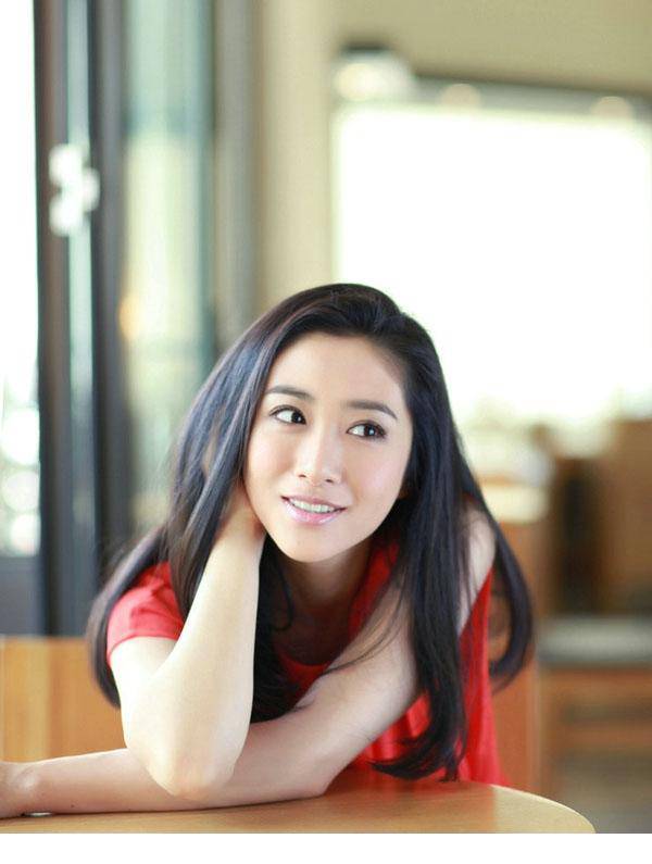 中国最有气质女明星刘思彤红裙写真