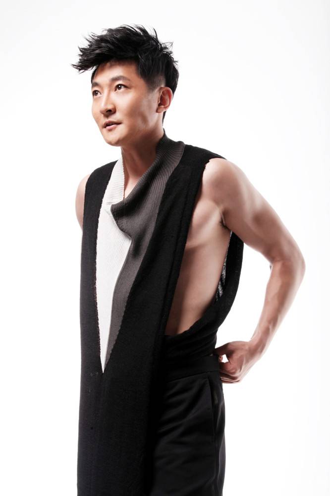 演员郭京飞秀身材展阳刚之气