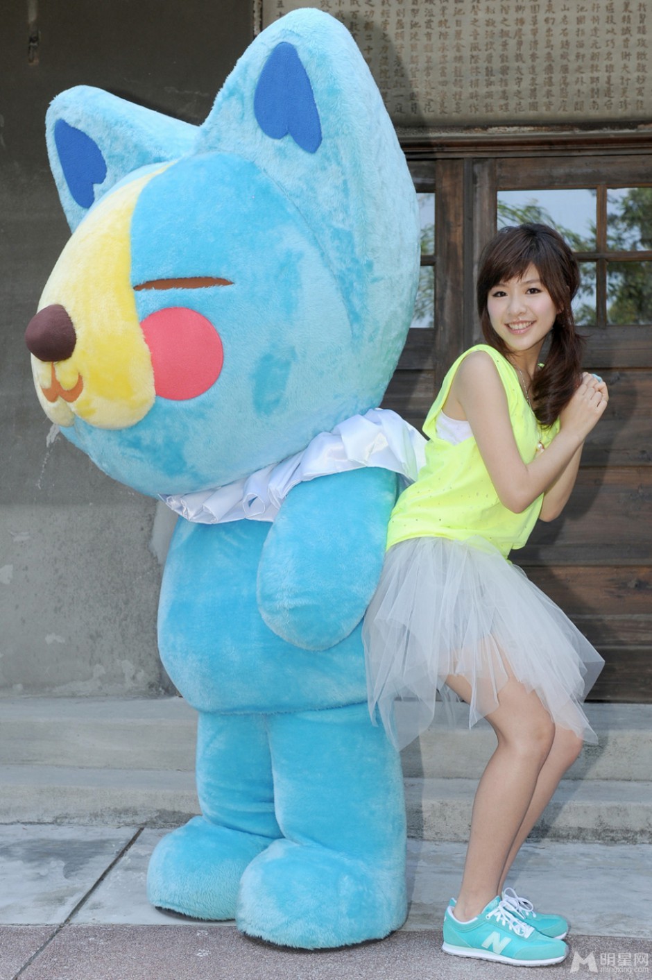 台湾90后女歌手关诗敏户外清新写真照