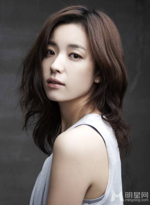 韩国美女演员韩孝周尽显优雅大方