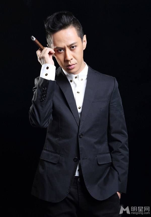 马浴柯西服尽显时尚帅气写真图片