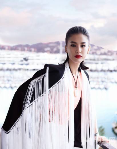 妩媚妖娆女星黄圣依性感街拍大片