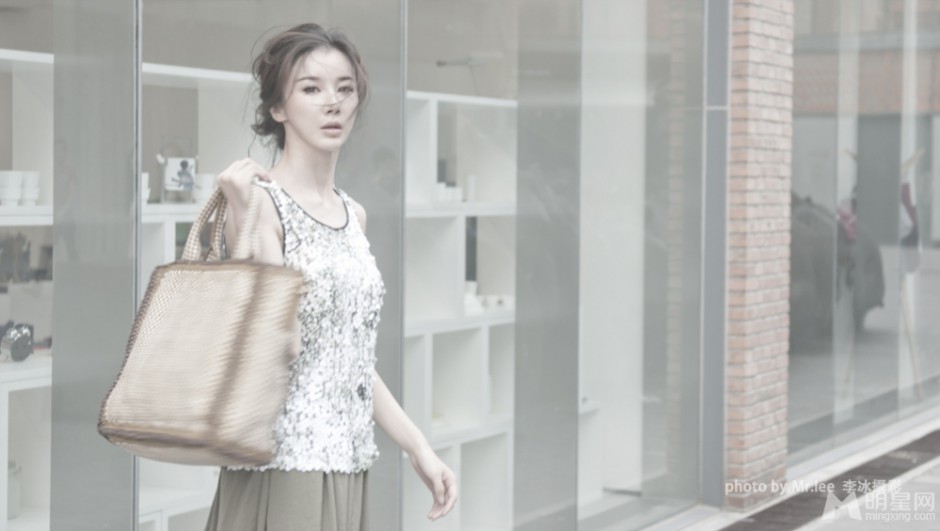 中国女演员孙菲菲秋日时尚街拍