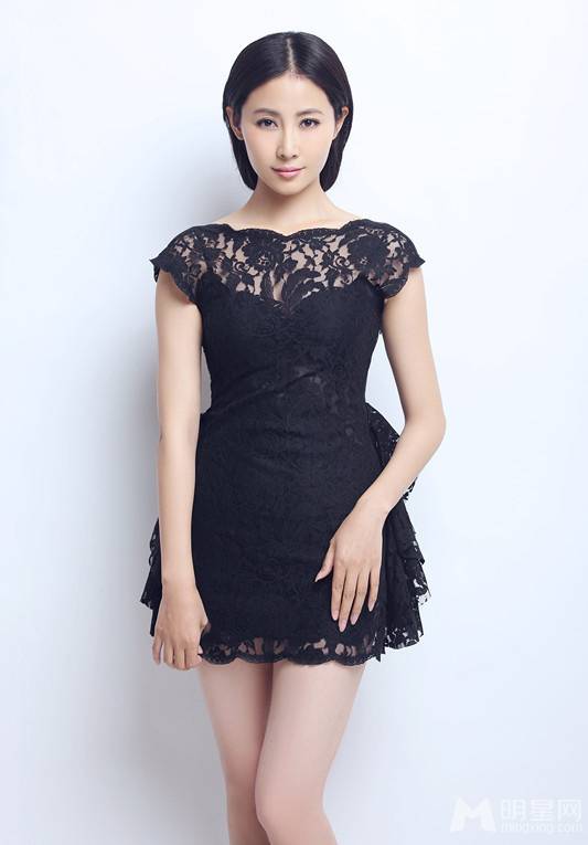 二叔演员李芯逸写真散发时尚女性气质